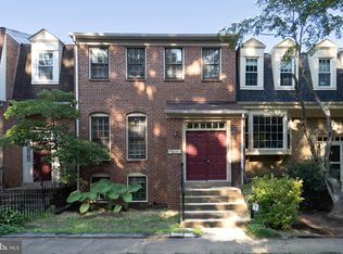 4914 Carriagepark Rd, Fairfax, VA 22032