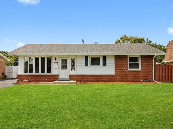 13018 W Playfield Dr, Crestwood, IL 60418