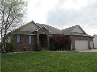613 Stone Creek Dr, Newton, KS 67114