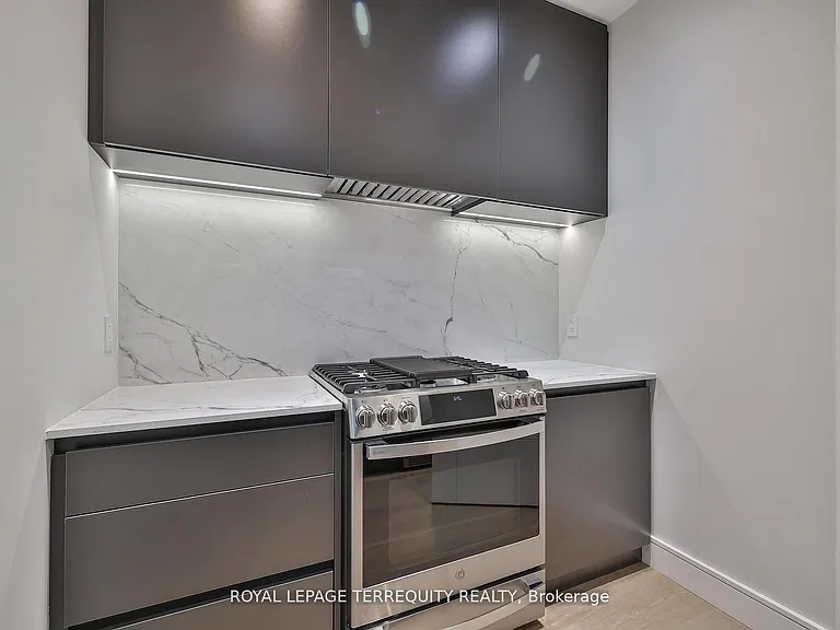 741 Woburn Ave — Photo 16