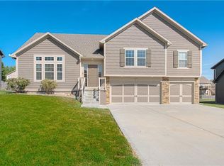 1046 Jasmine Dr, Liberty, MO 64068