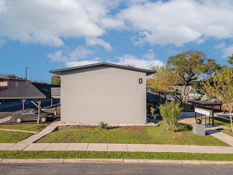 Dellview Crossing Apartments — Photo 17