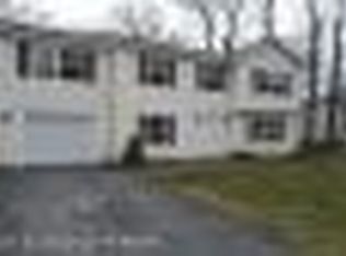 1548 Belgravia Dr, Tobyhanna, PA 18466