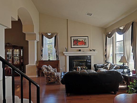 Living Room w/ Gas Fireplace