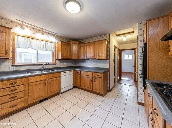 3rd image of 530 W Kenilworth Ave