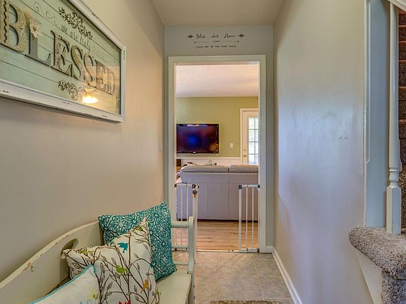 4th image of 7627 Greenway Dr