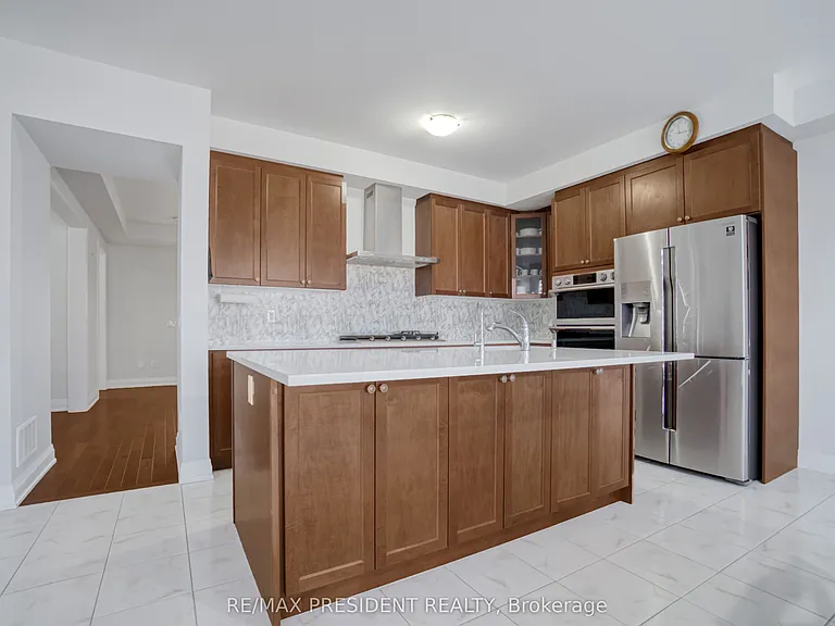142 Prince Charles Cres — Photo 11