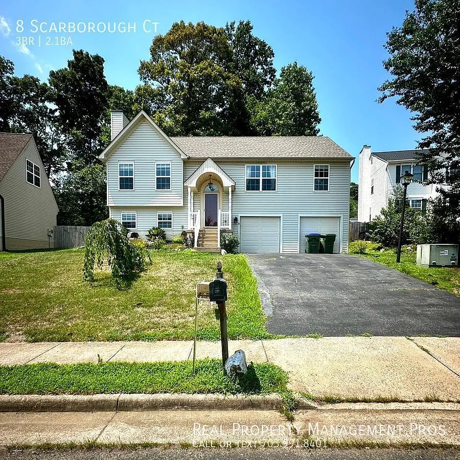 3 Bed Home w/ Fenced backyard near I-95! — Photo 1