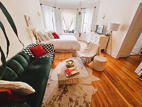 3rd image of 6970 N Sheridan Rd APT 2
