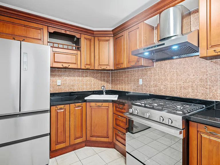27-16 41st Ave #Penthouse 8I — Photo 9