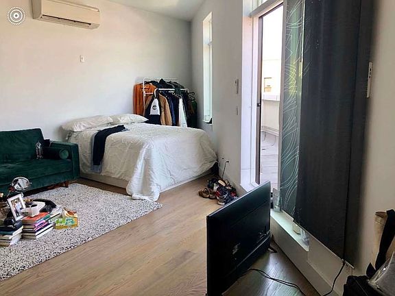 3rd image of 997 Jefferson Ave #4