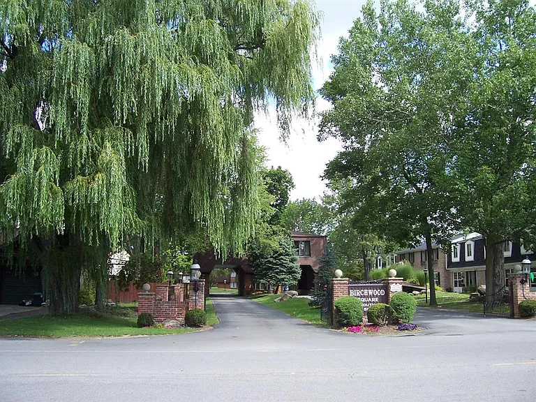 Birchwood Square — Photo 9