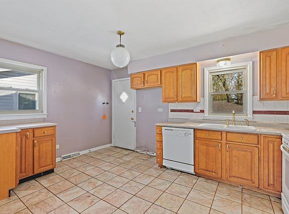 5th image of 1055 S Ardmore Ave