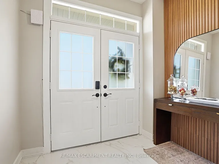 111 Greenstem Cres — Photo 3