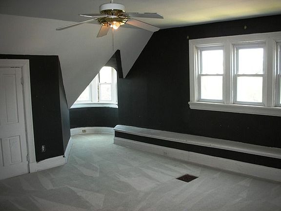 Huge 3rd floor bedroom empahsizing a total continuity of structure and design.