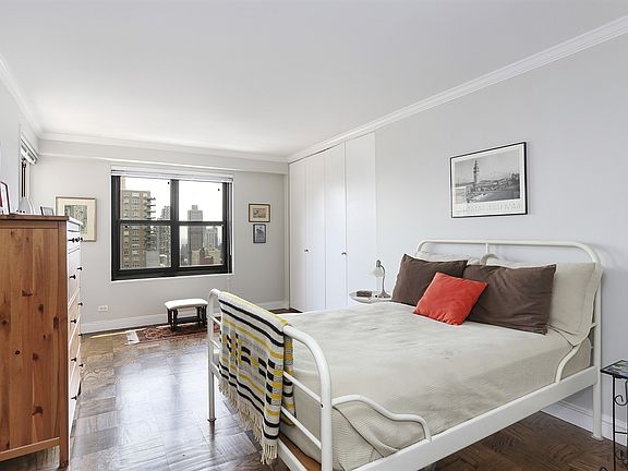 4th image of 111 E 85th St #28F