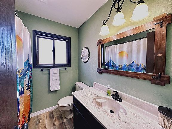 Bathroom with tub/shower
