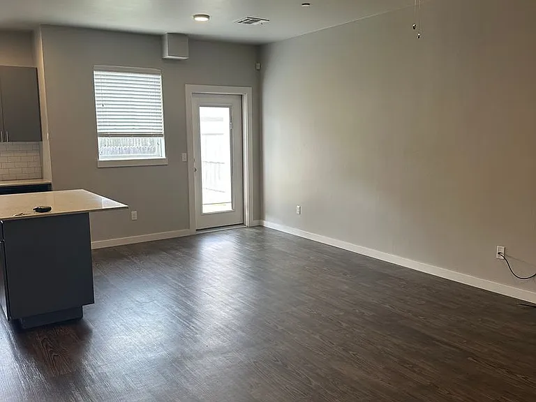 750 SW 14th St — Photo 8