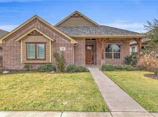 221 Captains Ct, Granbury, TX 76049