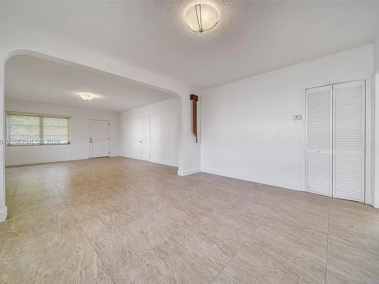 4136 SW 14th St — Photo 3