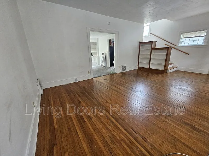 3 bed, 1.0 bath, $1,410 — Photo 2