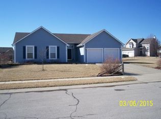 660 Sunset Dr, Louisburg, KS 66053