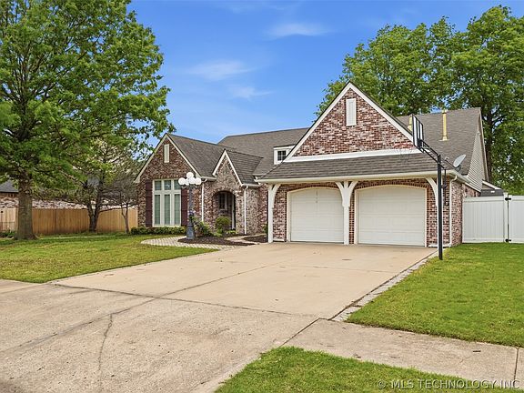 3rd image of 8926 N 130th East Ave