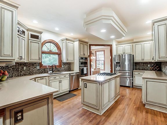 3rd image of 4913 Lytfield Dr