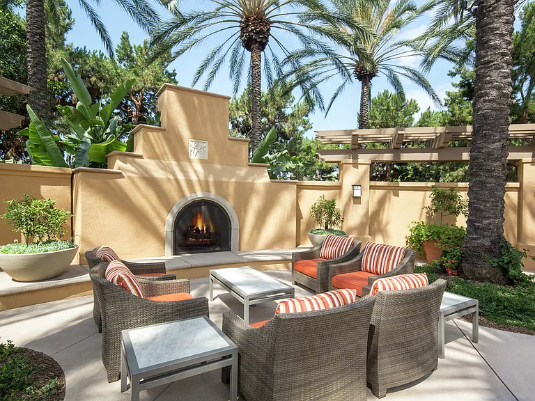 Las Palmas Apartment Homes — Photo 10