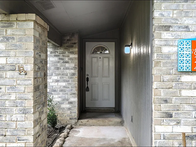 1824 Castille Dr — Photo 4