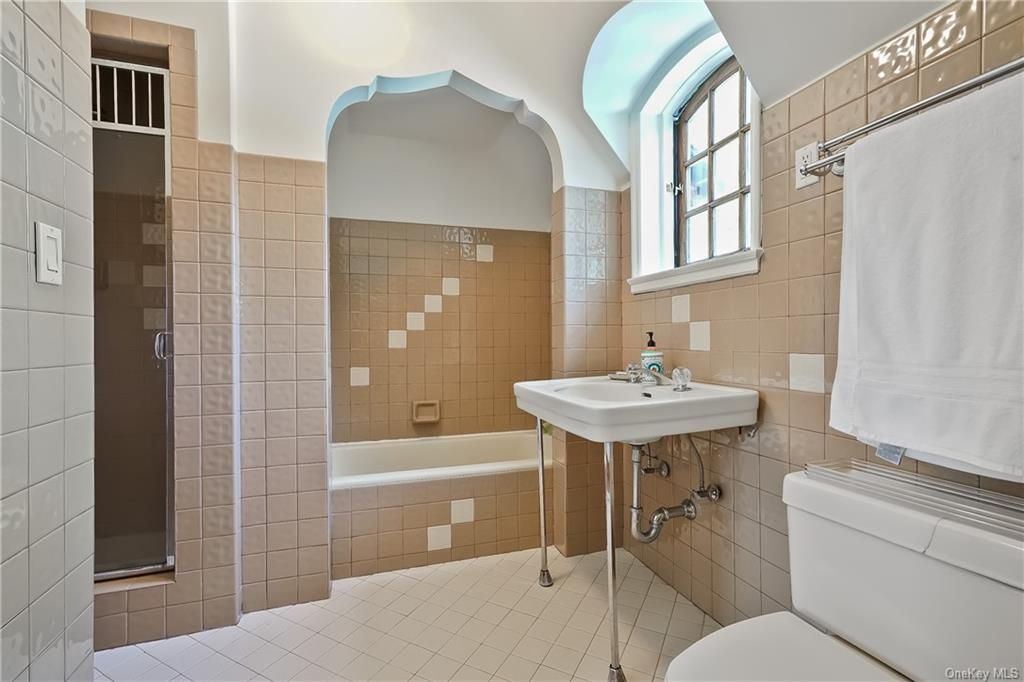 4 Bed 5 Bath Property, New York • 3,808 Sq Ft