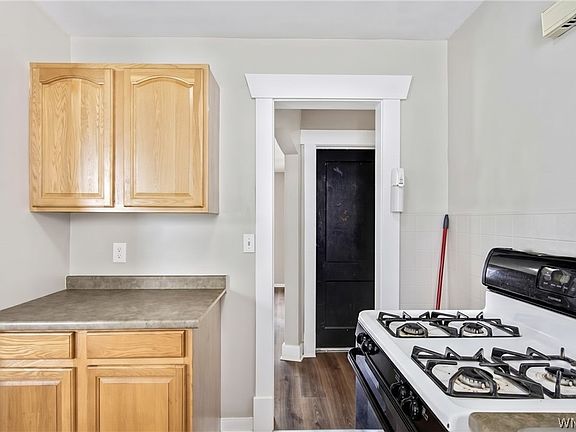 2nd image of 60 Wyandotte Ave