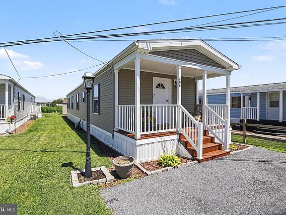 3rd image of 208 Tina Ln