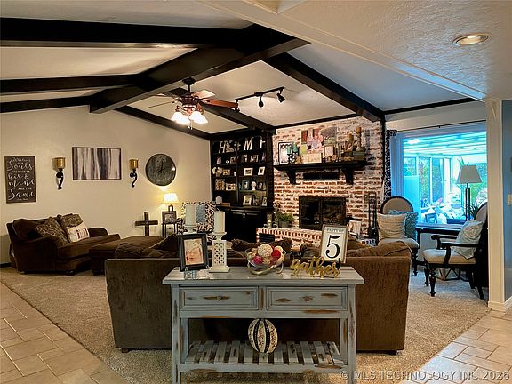 4th image of 1023 Oak Dr