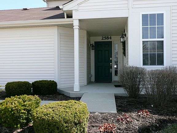 Private Entryway, Manicured Landscapes
