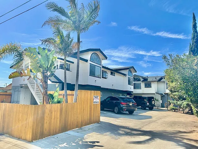 564 Florence St — Photo 2