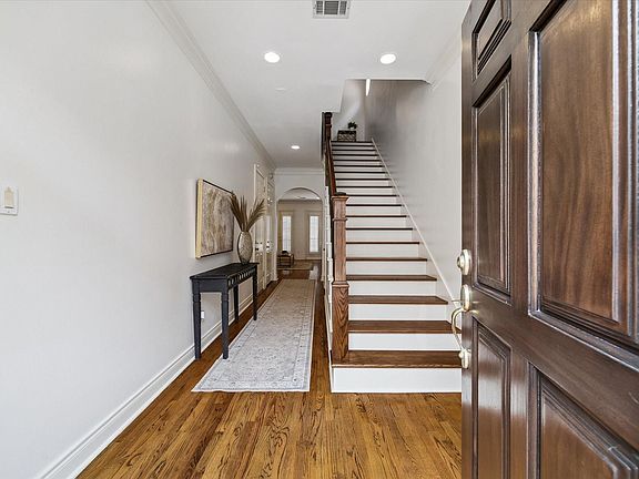 4th image of 1917 Woodbury St