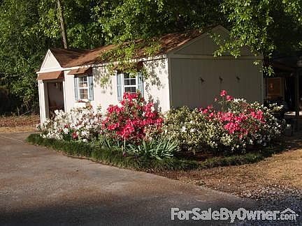 Workshop : Matching two-room workshop with electricity and garage-style door.