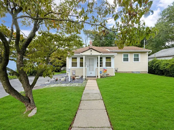 31 Pleasant Avenue, Farmingdale, NY 11735
