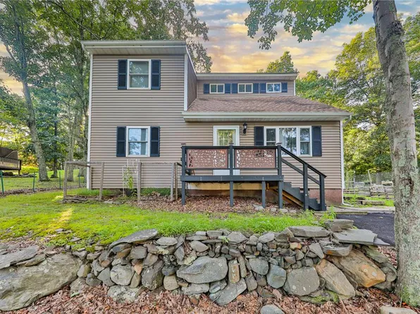 2114 Lakeview Rd, Bushkill, PA 18324