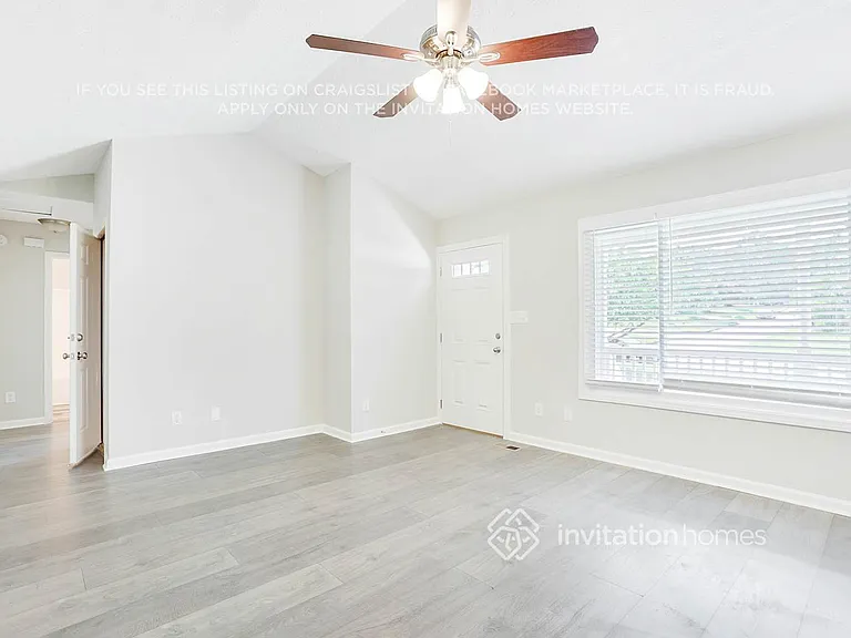 196 Paradise Xing — Photo 2
