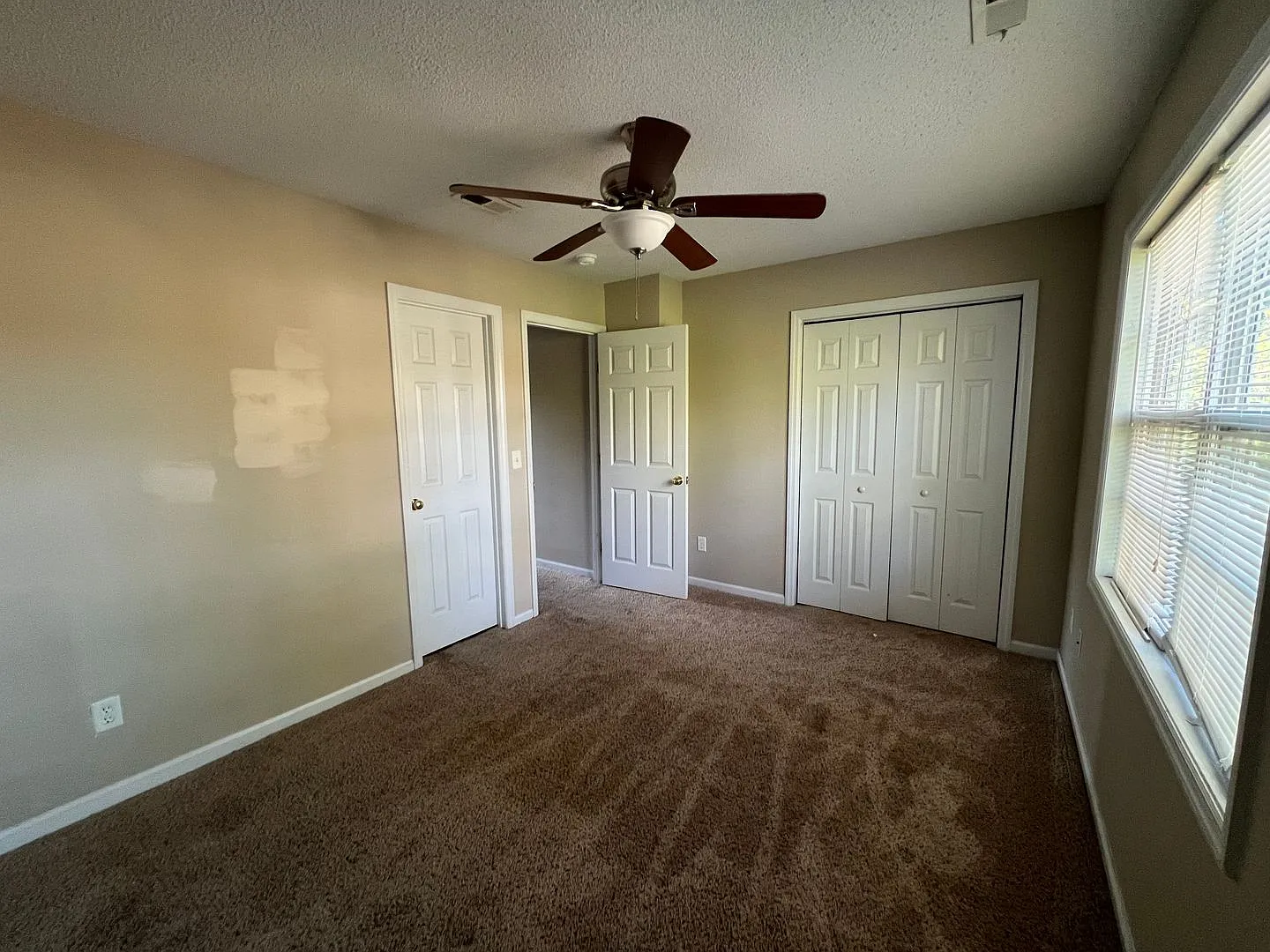 Lovely 2 bedroom 2.5 bathroom townhouse . Located at the end of a Cul-de-sac, with a fenced in ba... — Photo 4