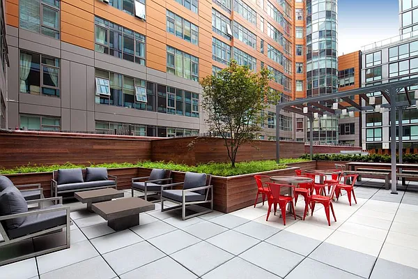 Rented by Aura Management | media 55