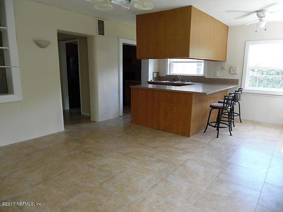 3rd image of 6190 Mercer Cir E