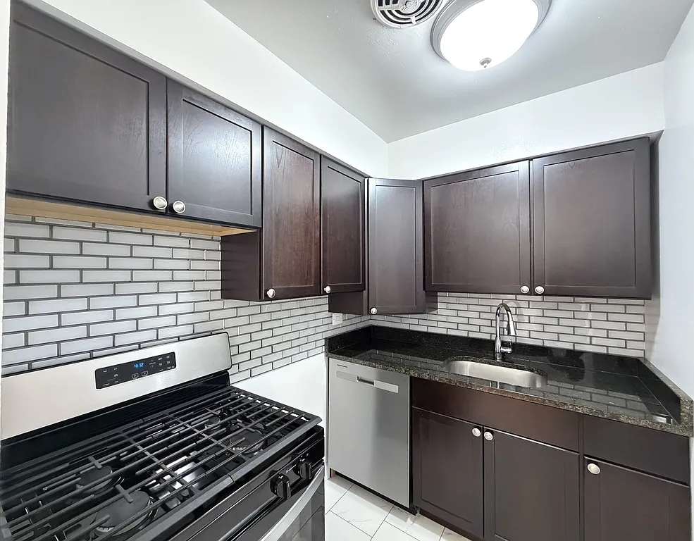 Noteworthy 1 Bed, 1 Bath at Sheridan + Farwell (Rogers Park) — Photo 3