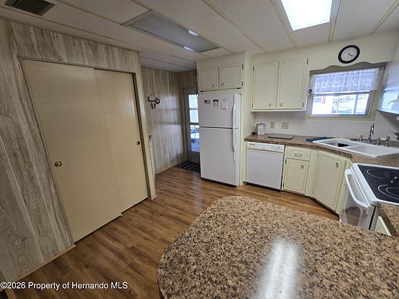 4th image of 7507 Montrose Ave