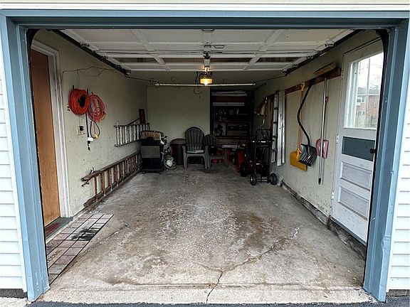 3rd image of 19 Morningstar Dr