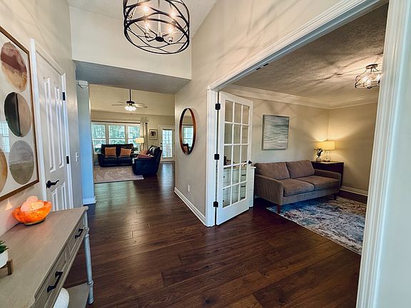 5th image of 320 Spring Valley Dr