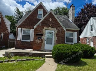 20252 Roscommon St, Harper Woods, MI 48225