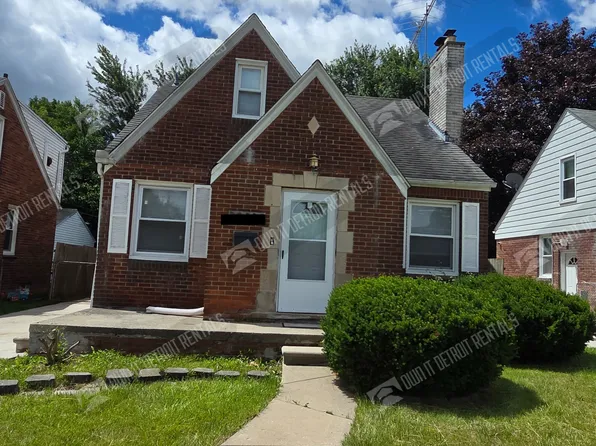 20252 Roscommon St, Harper Woods, MI 48225
